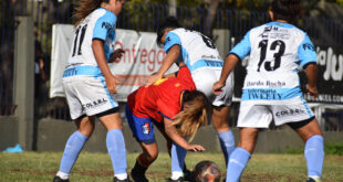 Deportivo Español disputa una pelota ante Argentino de Quilmes. Sábado 25 de marzo de 2023. Partido por Primera B del fútbol femenino de AFA. Foto: Marcelinho Witteczeck