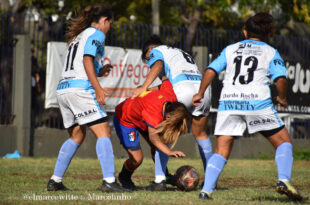 Deportivo Español disputa una pelota ante Argentino de Quilmes. Sábado 25 de marzo de 2023. Partido por Primera B del fútbol femenino de AFA. Foto: Marcelinho Witteczeck