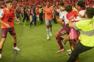 Hincha de Inter agrade con niña en brazos a jugador de Caxias