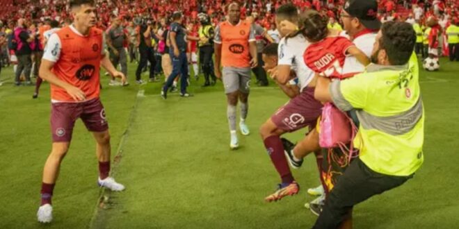 Hincha de Inter agrade con niña en brazos a jugador de Caxias