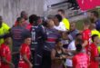 Violencia en el fútbol brasileño. Hincha de Inter con una niña en brazos se mete en la cancha y agrede a jugador de Caxias