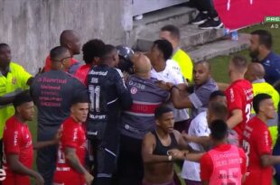 Violencia en el fútbol brasileño. Hincha de Inter con una niña en brazos se mete en la cancha y agrede a jugador de Caxias