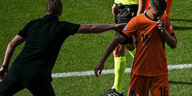 Jugador neerlandés jugó apenas 35 minutos y se marchó llorando de la cancha;