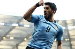 Luis Suárez le firmó la camiseta a un hincha de Peñarol