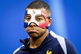 Mbappé sin su máscara tricolor