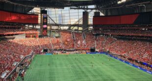Duras críticas por el estado de la cancha del espectacular Merecedes Benz Stadium