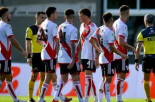 River Plate perdió en su visita a Deportivo Riestra. Demichelis en la cuerda floja.