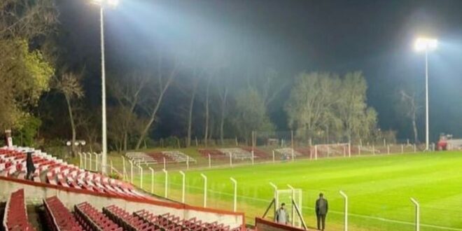 River Plate inaugura red lumínica en su estadio Federico Saroldi. El Darsenero podrá jugar de noche.