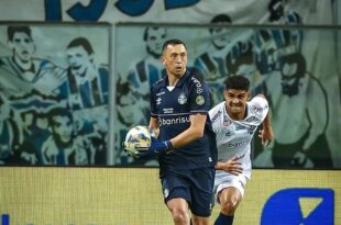 El argentino Agustín Marchesín se peleó con su defensor Reinaldo en pleno partido de Gremio