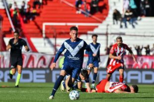 Vélez goleó a Barracas para alcanzar a Huracán en el liderato