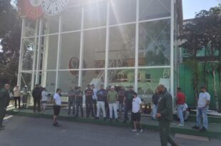 Barras de Palmeiras invaden el predio intentando amenazar al entrenador Abel Ferreira