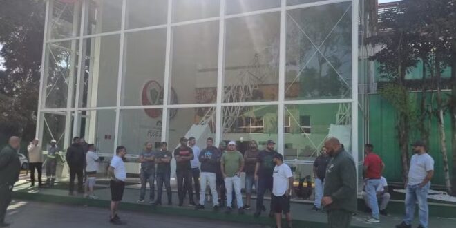 Barras de Palmeiras invaden el predio intentando amenazar al entrenador Abel Ferreira