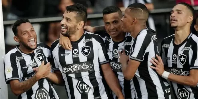 Botafogo se subió al podio gracias a la derrota de Flamengo en San Pablo.