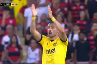 Penal de Pulgar a favor de Peñarol es desestimado por el VAR. Polémica