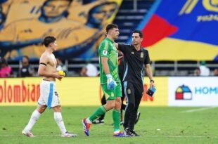 "Dibu" Martínez genera mucha indignación tras agredir a camarógrafo en el campo de juego