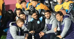 Gustavo Costas pende de un hilo en Racing. Los hinchas lo apoyan.