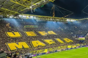 "UEFA MAFIA", desplegó en la tribuna la hinchada del BVB