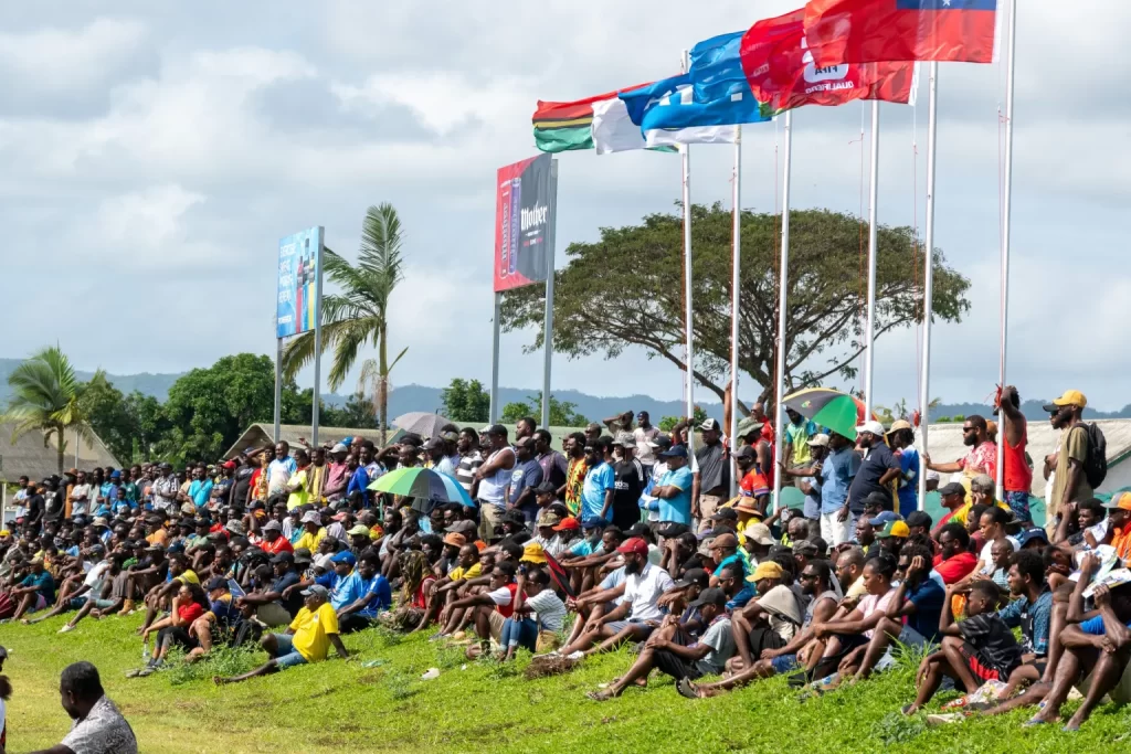 Hinchas de Vanuatu mirando a la selección por Eliminatorias