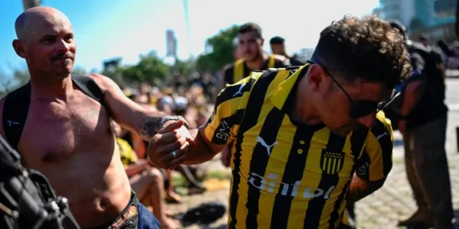 Hinchas de Peñarol detenidos tras disturbios en la previa al partido con Botafogo