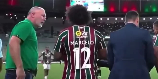 Escándalo en Brasil: Marcelo es sacado a empujones por su DT quien canceló el cambio en el minuto 90. Flu terminó empatado.