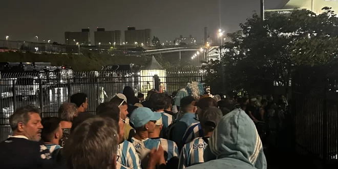 Furor de hinchas de Racing en Asunción por la final de la Copa Sudamericana