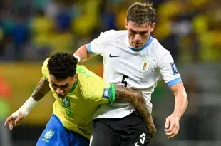 Uruguay le sacó un empate a un Brasil que se fue abucheado por su afición en Bahía