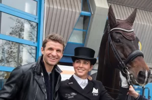 Thomas Müller y su mujer jinete