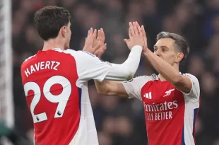 Arsenal debió remar mucho para salir triunfante sobre Ipswich, quedó segundo en la Premier