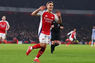 El clásico de Londres fue ganado por Arsenal que no le pierde pisada al Liverpool en Premier League