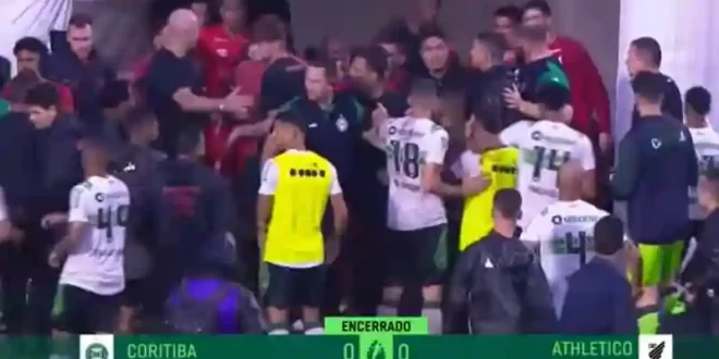 El clásico de Curitiba una vez más termina en batalla campal entre jugadores.