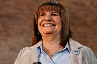 Patricia Bullrich entre la propaganda y los favores