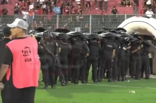 Jugadores de Defensa se fueron escoltados de la cancha al vestuario en el Marcelo Bielsa