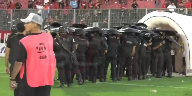 Jugadores de Defensa se fueron escoltados de la cancha al vestuario en el Marcelo Bielsa