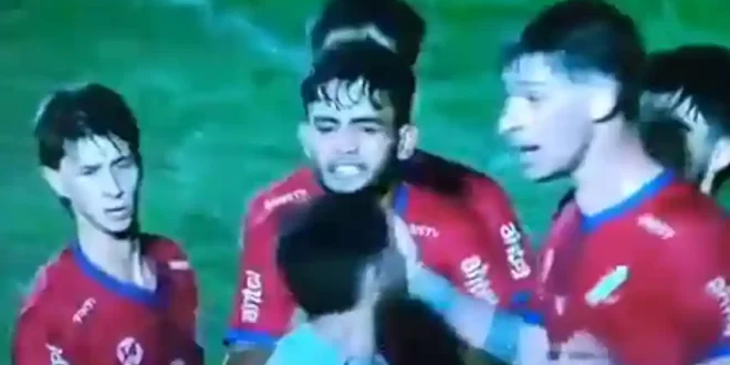 Brutal puñetazo recibe jugador uruguayo