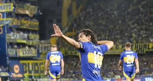 Cavani festeja su gol en Boca Juniors ante Huracán