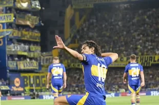 Cavani festeja su gol en Boca Juniors ante Huracán