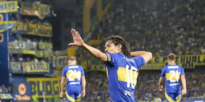 Cavani festeja su gol en Boca Juniors ante Huracán