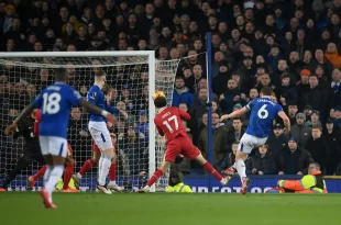 Everton se lo empató a Liverpool en el octavo minuto de descuento