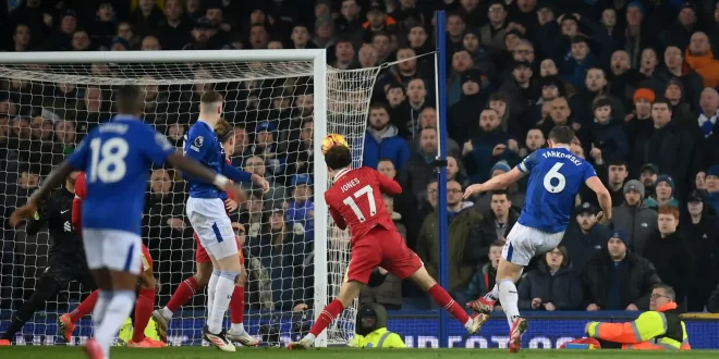 Everton se lo empató a Liverpool en el octavo minuto de descuento