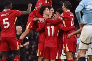 Liverpool le ganó al Manchester City y lidera con holgura la Premier League