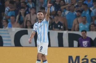 Racing le ganó 2-0 a Boca Juniors en El Cilindro