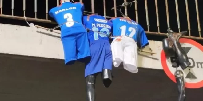 Hinchas de Cruzeiro colgaron muñecos decapitados en tono amenazante tras derrota con América Mineiro