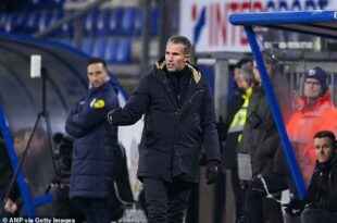 Van Persie se enfureció porque el equipo rival puso 12 jugadores en la cancha
