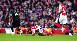 Arsenal fue derrotado y Liverpool llegará a Manchester con gran diferencia