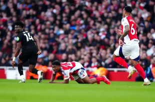 Arsenal fue derrotado y Liverpool llegará a Manchester con gran diferencia