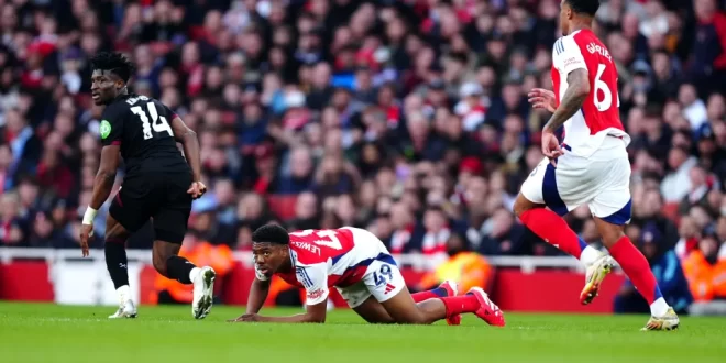 Arsenal fue derrotado y Liverpool llegará a Manchester con gran diferencia