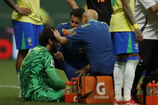 Alisson chocó de cabeza con rival colombiano y quedó desafectado de la selección brasileña