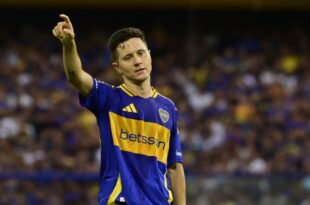 De bastón y galera Ander Herrera lleva a Boca a lo más alto