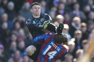 Patada criminal del arquero del Milwall hace estallar al presidente del Crystal Palace