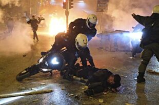 Barras se levantaron contra la justicia griega por accidente ferroviario